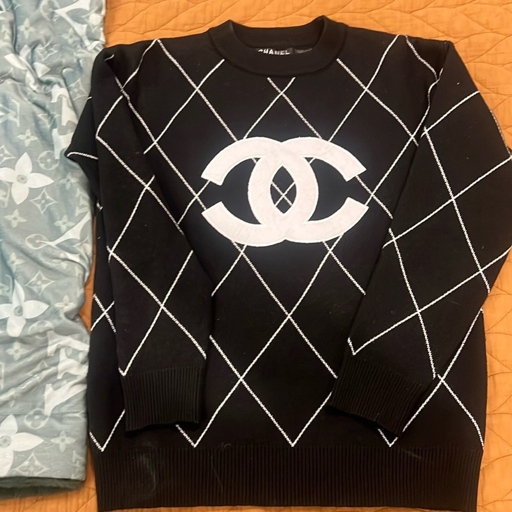 AMAZING QUALITY BLACK & WHITE SWEATER